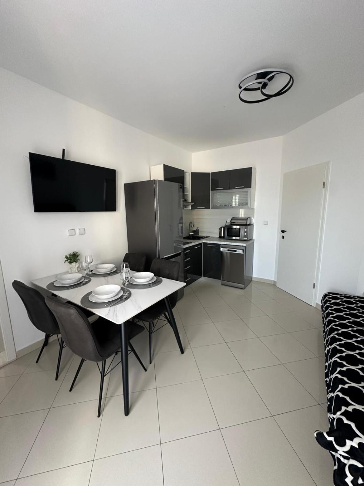 Apartments Villa Sunce Dugi Rat Buitenkant foto